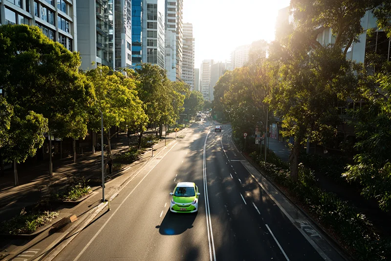 Urbaner Straßenraum mit Fokus auf nachhaltige Mobilitätsinfrastruktur.